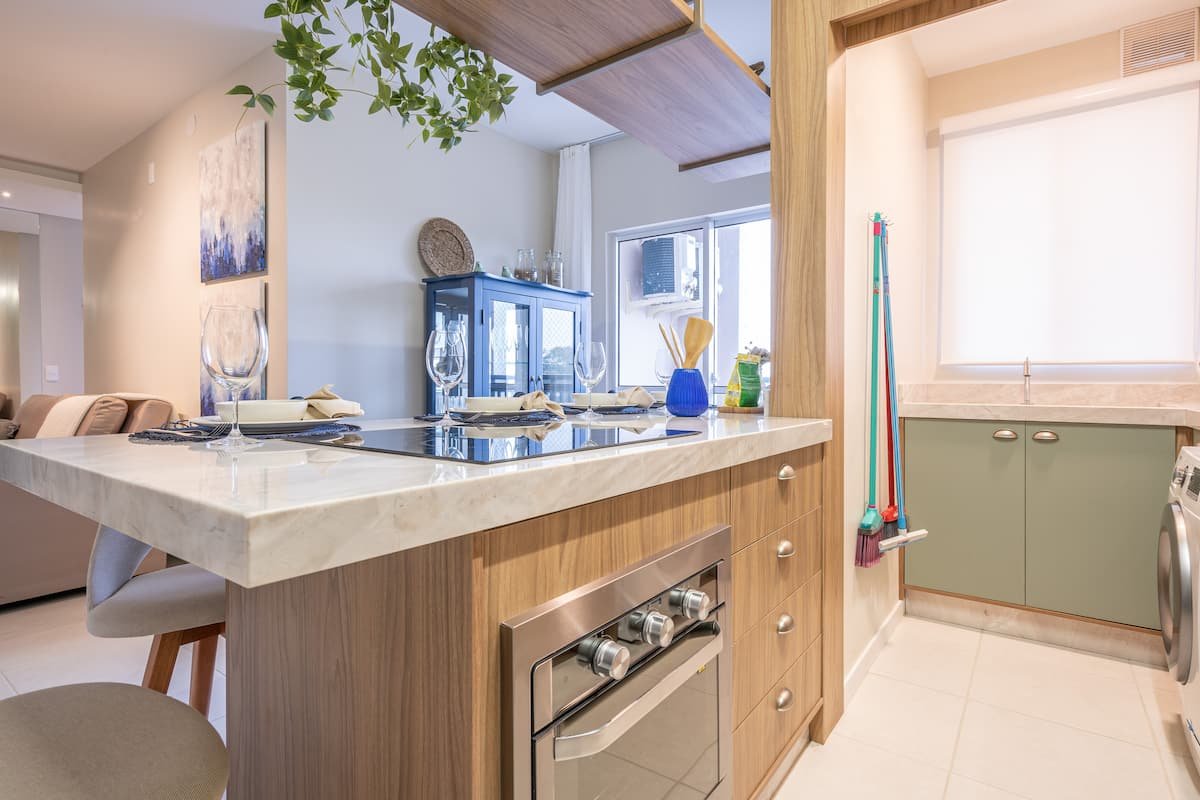Ilha central com cooktop e marcenaria planejada
